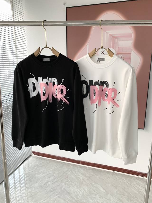 Dior 2024秋冬全新系列单品上线，非常时髦前卫的一款男女同款长袖卫衣，，醒目的logo图案印花工艺修饰！区别于以往的不同，宣示品牌传承多年的设计理念！其吸