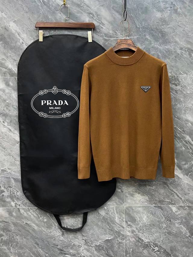 Prada 普拉达3标齐全 经典三角半高领毛衣 精品羊毛混纺毛衫 男女款高端定制臻品系列 隶属品牌高端主线 专利顶级纱线混纺 以创新来阐释常规款式 面料的配置更