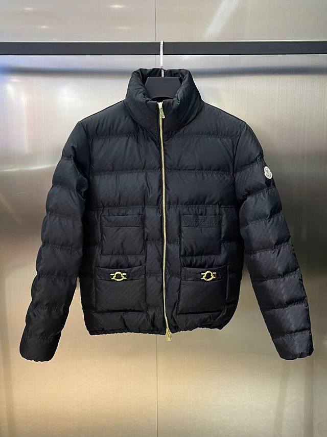 Moncler 盟可睐 Fw绗缝多口袋纯色立领羽绒服 X6 颜色：黑色 白色 尺码：1234