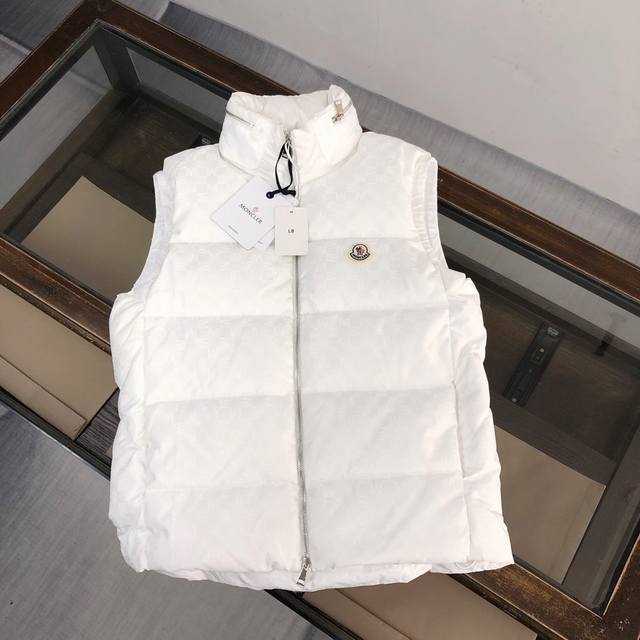 蒙口 Moncler 羽绒马甲背心 每年翻牌必备上身的常青款系列 也是最不挑人 不挑身材的 适合18-60岁的年龄穿着 跨度极大 属于经典耐看的实穿类型. 将休