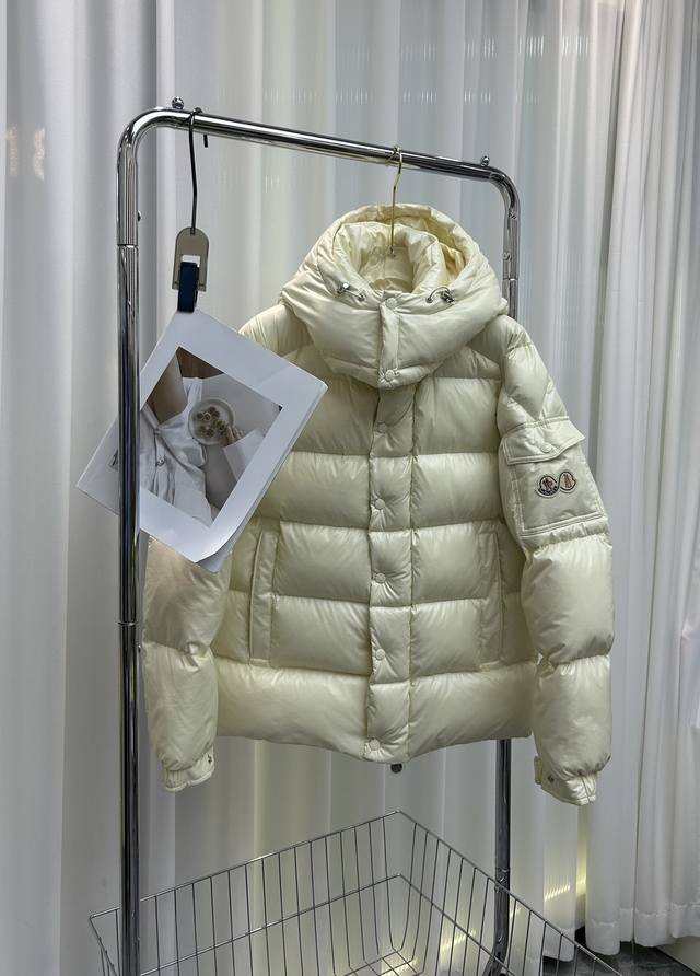 上新 它来了它来了！ Moncler Maya 70短款羽绒夹克 标志性的男士moncler Maya 70羽绒夹克具有高辨识度，专为庆贺品牌70周年而设。 款