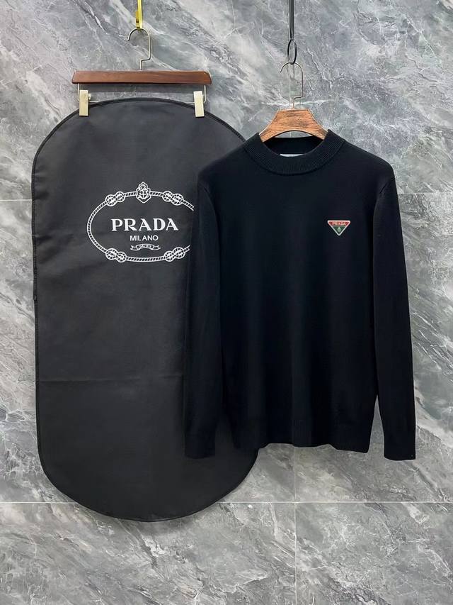 Prada 普拉达3标齐全 精美徽标半高领毛衣 精品羊毛混纺毛衫 男女款高端定制臻品系列 隶属品牌高端主线 专利顶级纱线混纺 以创新来阐释常规款式 面料的配置更