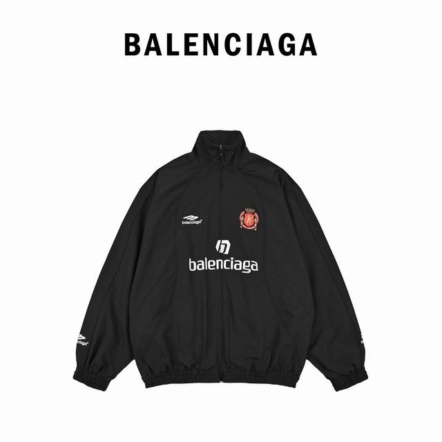 D18#Balenciaga巴黎世家blcg 24Ss 曼联足球运动夹克外套 大号版型 高立领 插肩袖 双头拉链开合 2个拉链斜口袋 同系配色滚边细节 松紧袖口