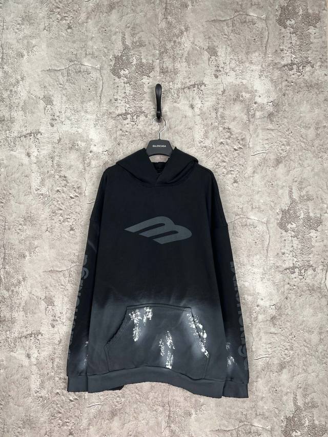 Balenciaga巴黎世家 泥染手绘磨烂做旧3B印花连帽帽衫卫衣 水洗黑 男女同款 尺码表：Xs. S. M. L 印花：印花材料采用安全环保无毒婴儿认证的材