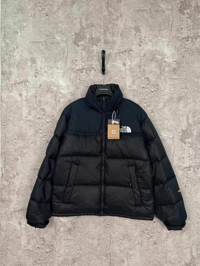 新款the North Face北面vintage 90S 明星同款羽绒服 设计理念： The North Face”的字面含义为山的最寒冷、最艰难一面。它也是