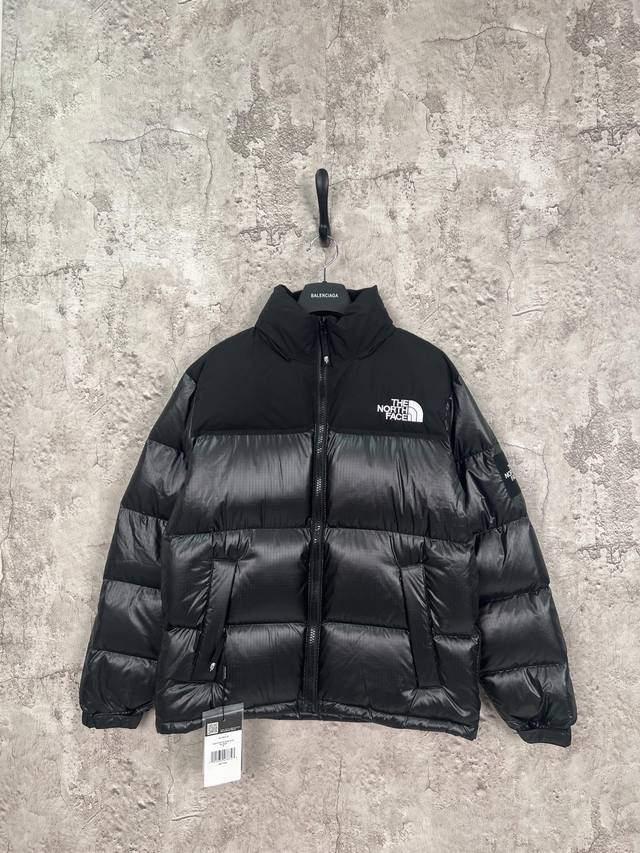 The North Face 北面1996 申敏儿同款大格子袖标经典羽绒服 颜色：灰色 白色 黑色 抹茶绿 尺码：Xs. S. M. L. Xl. Xxl. 羽