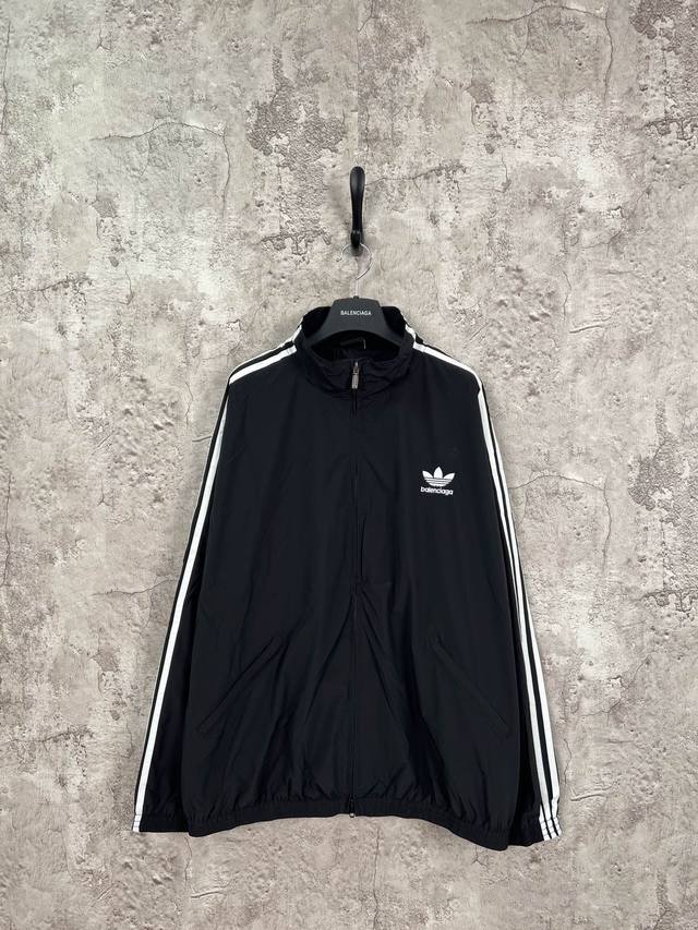 Balenciaga巴黎世家 X Adidas联名款梭织面料logo刺绣拉链夹克 黑色 男女同款 尺码表：Xs. S. M. L 刺绣：直线挺直，曲线圆顺；针迹