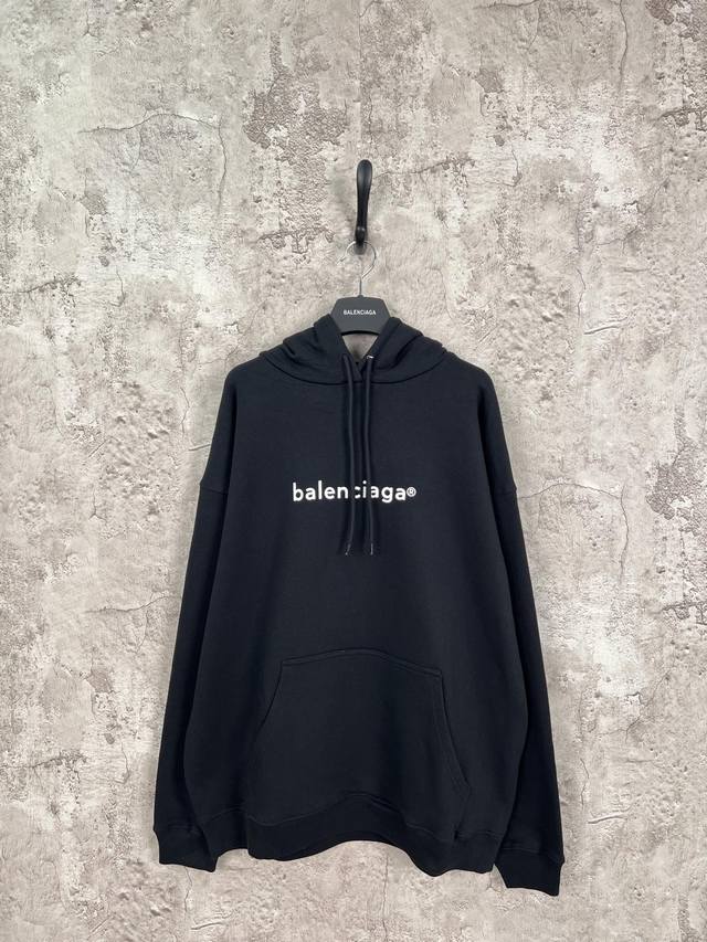 巴黎世家 Balenciaga 白字r标字母印花连体帽卫衣帽衫 黑色 男女款 尺码表：Xs. S. M. L 印花：印花材料采用安全环保无毒婴儿认证的材料；印花