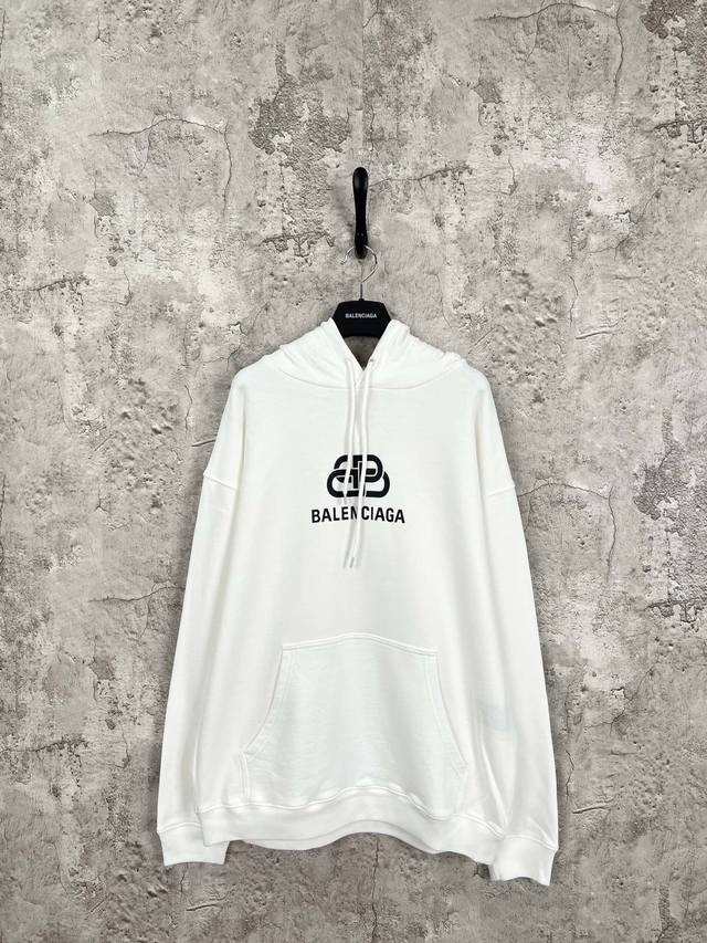 巴黎世家 Balenciaga 锁扣印花hoodie 连体帽卫衣 白色 男女同款 尺码表：Xs. S. M. L 印花：印花材料采用安全环保无毒婴儿认证的材料；