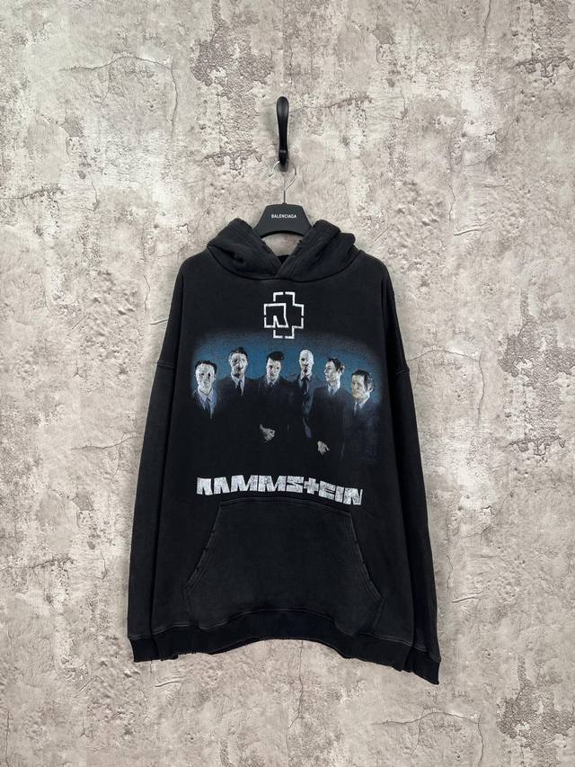 巴黎世家 Balenciaga Rammstin 德国战车乐队联名 印花水洗做破连体帽卫衣 黑色 男女同款 尺码表：Xs. S. M. L 印花：印花材料采用安