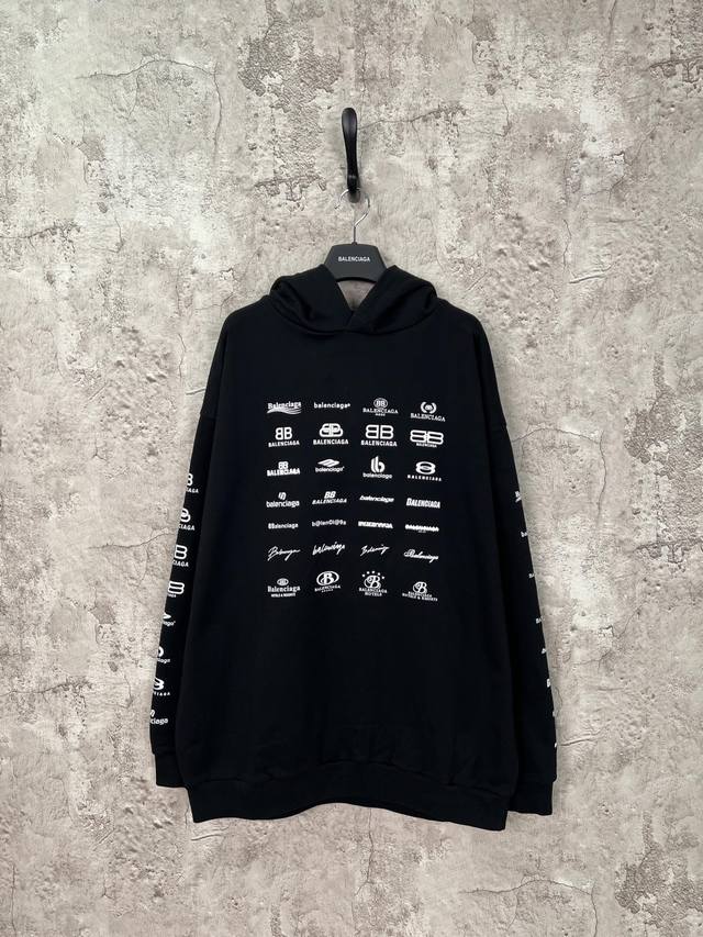 Balenciaga巴黎世家 满印印花多logo连帽长袖卫衣帽衫 黑色 男女同款 尺码表：Xs. S. M. L 印花：印花材料采用安全环保无毒婴儿认证的材料；