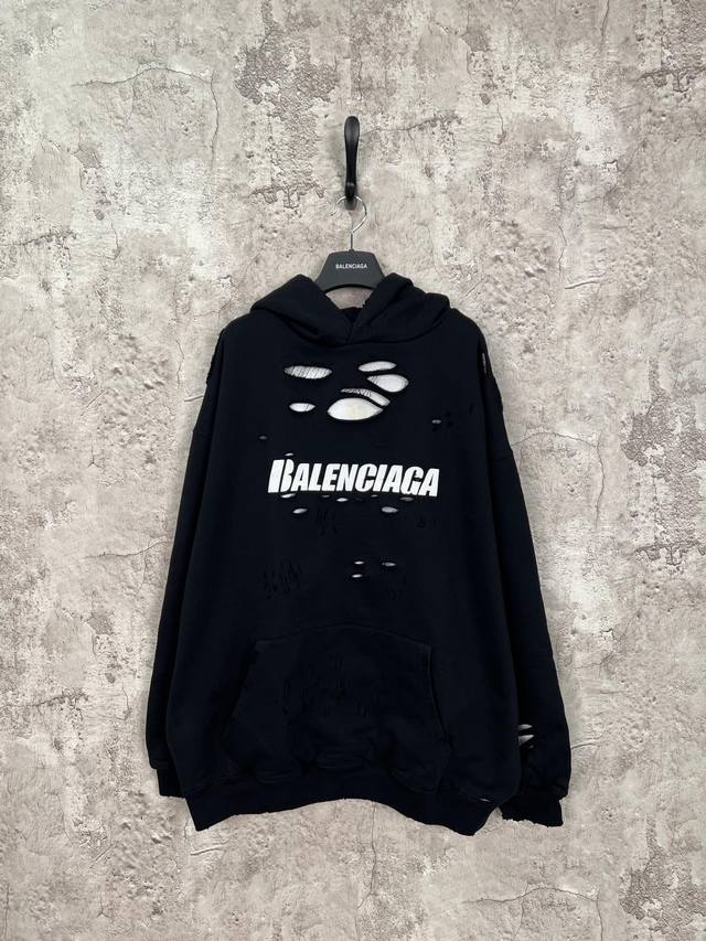 巴黎世家 Balenciaga 裂纹字母印花破洞连体帽卫衣 黑色 男女同款 尺码表：Xs. S. M. L 印花：印花材料采用安全环保无毒婴儿认证的材料；印花轮