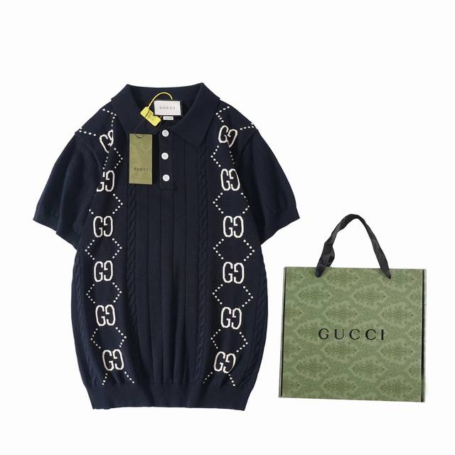 配礼品盒5 Gucci 2024新款 双g针织毛衣短袖 柔软的棉质套衫注入挺括质感和经典韵味。落肩设计与宽松版型相得益彰，打造灵活百搭的叠搭单品。米白色棉布，象