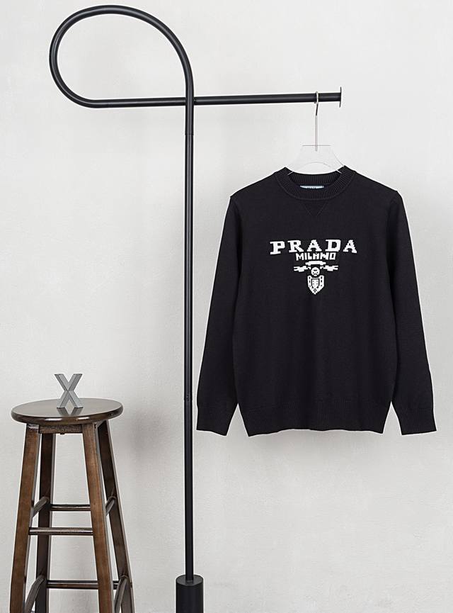 款号xb067 Prada 普拉达大标字母logo针织毛衣 男女同款 三标齐全 区别市场通货 随意对比 采用2 40百分百精棉编织纱线羊绒面料 颜色对原版染色定