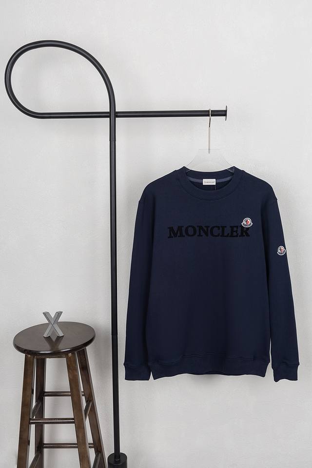 款号xb30 Moncler 蒙口植绒字母小标圆领卫衣 黑藏双色 面料采用400克毛圈高克重95棉5氢纶1×1双纱洗一辈子都不会变形的 男女同款 官网细节一致