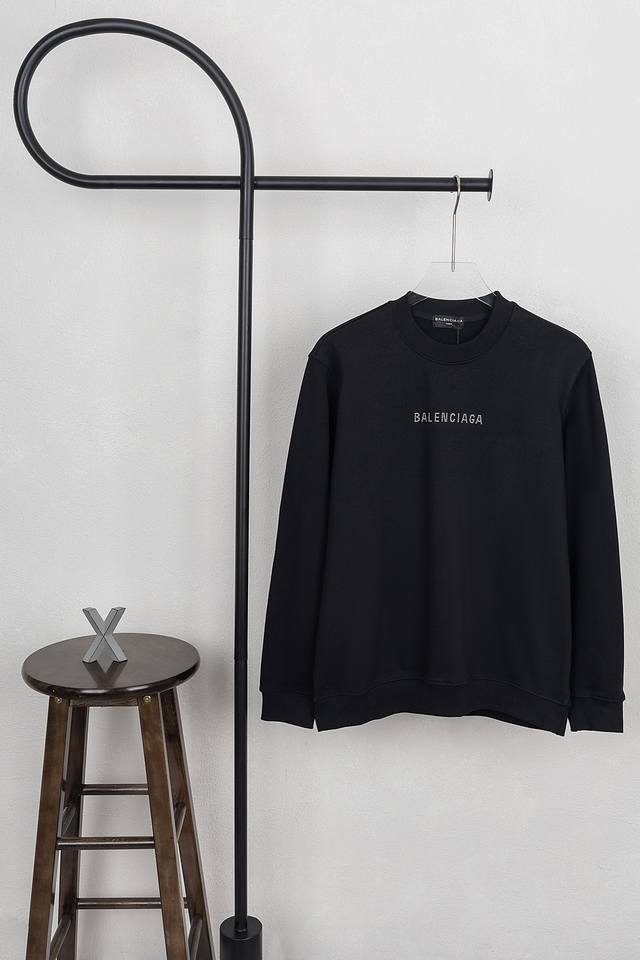 款号xb015 Balenciaga 巴黎烫钻字母圆领卫衣 黑白双色 面料采用400克毛圈高克重95棉5氢纶1×1双纱洗一辈子都不会变形的 男女同款 官网细节一