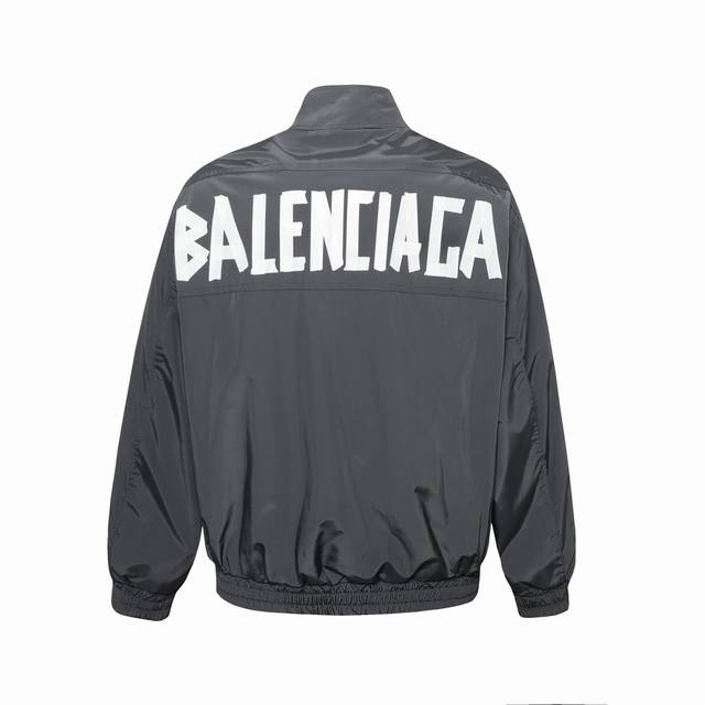 9913# Balenciaga巴黎世家 24Fw风衣外套 背后巴黎字母胶带印花 撞色设计更是点睛自带少年气显年轻 定制拉链 宽松版型 高版本风衣面料 手感柔顺