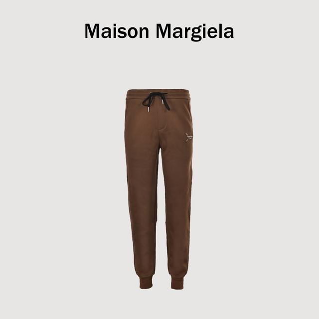 Maison MArgiela 马吉拉MM6 字母刺绣长裤 面料采用400克重精梳棉，两遍水洗处理，面料舒适亲肤无异感，定制定染面料，纺织密度高，垂感佳，不易变