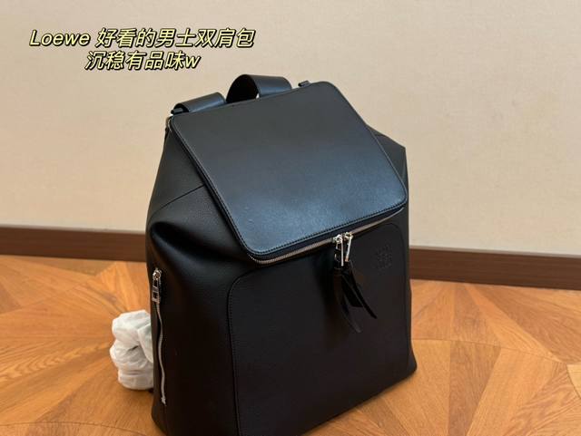 size：33*39cm loewe 罗意威双肩包 颜值很高哦！ 男士双肩包