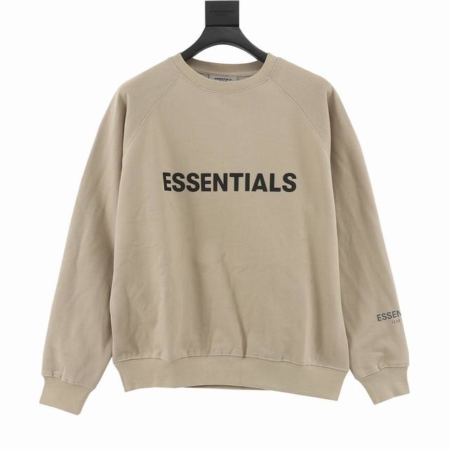 Fear of god 复线Essentials 前胸硅胶字母圆领卫衣 采用400克精棉双纱面料，胚布经过纤维酶洗，比以往复线面料手感更软更柔和，使用纤维酶水洗