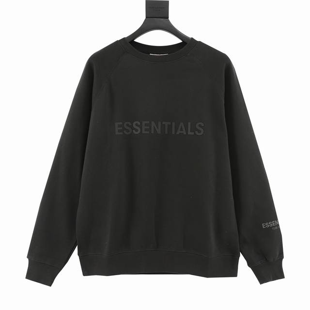 Fear of god 复线Essentials 前胸硅胶字母圆领卫衣 采用400克精棉双纱面料，胚布经过纤维酶洗，比以往复线面料手感更软更柔和，使用纤维酶水洗