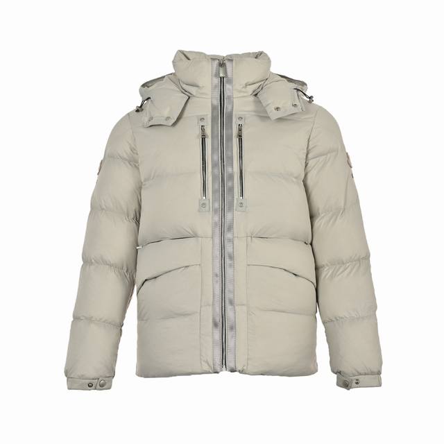 Moncler 蒙口 & 1017ALYX9SM联名白鹅绒羽绒服 Williams兼具先进技术与手工质感的独特风格。将新颖结构与夺目金属融为一体，不断演进理想主