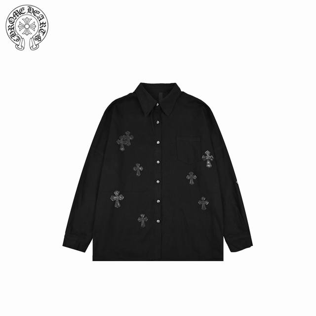 Chrome Hearts 克罗心 23Fw 黑十字皮标衬衫外套 面料使用斜纹纱卡全棉面料，纹路清晰流畅，不易起皱，不褪色，绣花工艺复杂反复，皮标就有20多个，