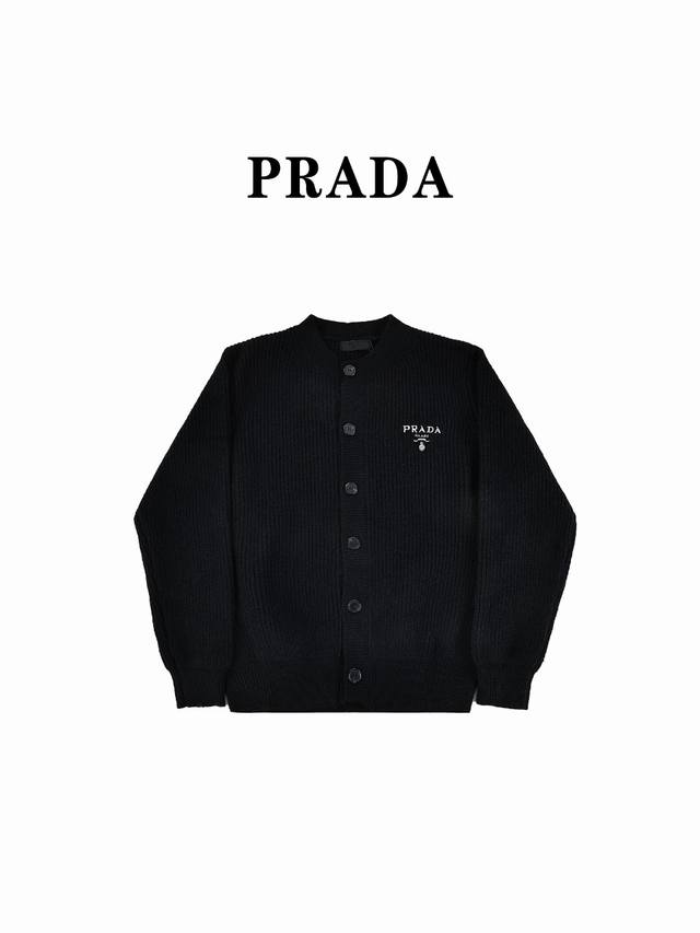 Prada 普拉达 24Fw 勋章字母开衫毛衣 这款毛衣以胸前刺绣为装饰，品牌格调鲜明夺目。简约而隽永的设计展现prada系列的精髓。prada融创新精神和意大