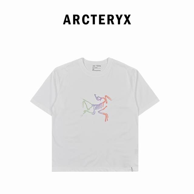 Arc’teryx 始祖鸟 胸前彩虹数码印花圆领短袖T恤 -购入原版开模打造，定制侧标，下摆双窄针平车，细节决定成败 OS落肩版型 无性别区分 -面料采用高端3