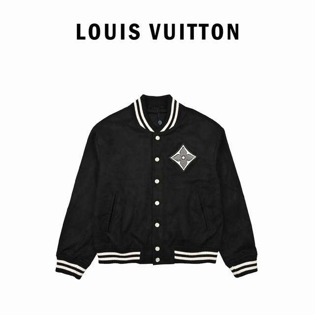 Louis Vuitton路易威登老花logo麂皮四角星棒球服 这件优雅的轰炸机夹克是由黑色su皮制作的,胸前有水晶状白色皮革Monogram Flower 补