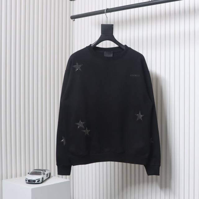 GIVENCHY 纪梵希星星绣花圆领卫衣 采用满身五角星高密度刺+烫钻 圆领卫衣 不管是T桖还是卫衣都是每年的爆款单品 大面积印花采用大康丽数码印花机直喷 成本