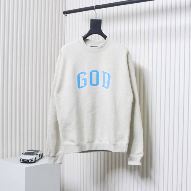 Fear of God FOG 24FW GOD字母圆领卫衣 成衣加绒款采用380g面料，不加绒款采用350g面料，螺纹采用420g双纱1：1螺纹。帽子采用双层