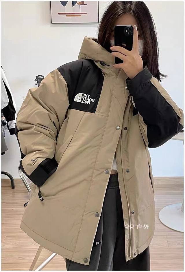 掌柜推荐 The north face1990鹅绒冲锋衣羽绒服 既是冲锋衣，也是羽绒服，神来之笔， 鹅绒超轻特性，整件衣服穿起来非常轻松 满满当当，全部鹅绒，鹅