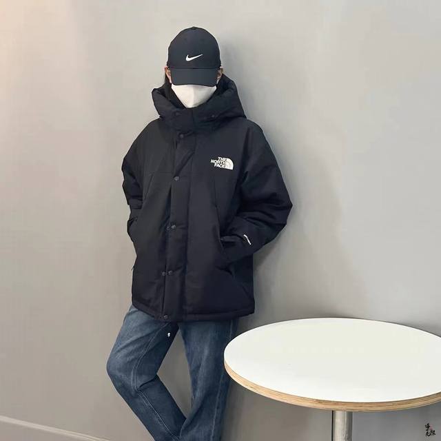 掌柜推荐 The north face1990鹅绒冲锋衣羽绒服 既是冲锋衣，也是羽绒服，神来之笔， 鹅绒超轻特性，整件衣服穿起来非常轻松 满满当当，全部鹅绒，鹅