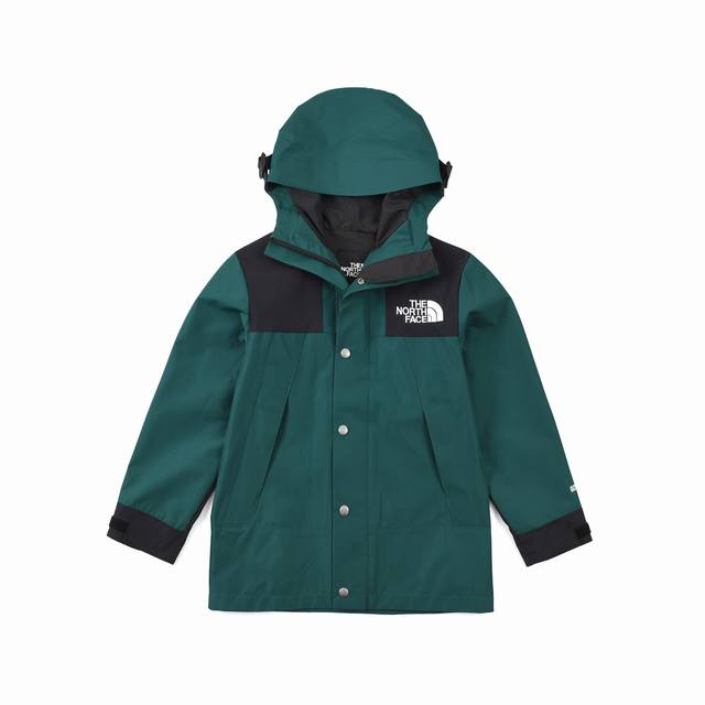 童装 The North Face 北面 经典1990户外冲锋衣 儿童版 墨绿 尺码： ～ 最新版面料，14个配色7码齐发！ 材料清单： 1、