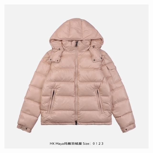 Moncler 蒙口 Maya玛雅羽绒服 -国标90白鸭绒，充绒量均件300+克 面料采用尼龙制成搭配标志性长方格绗缝，是经典风格典范，跨越季节与时尚的经典短款