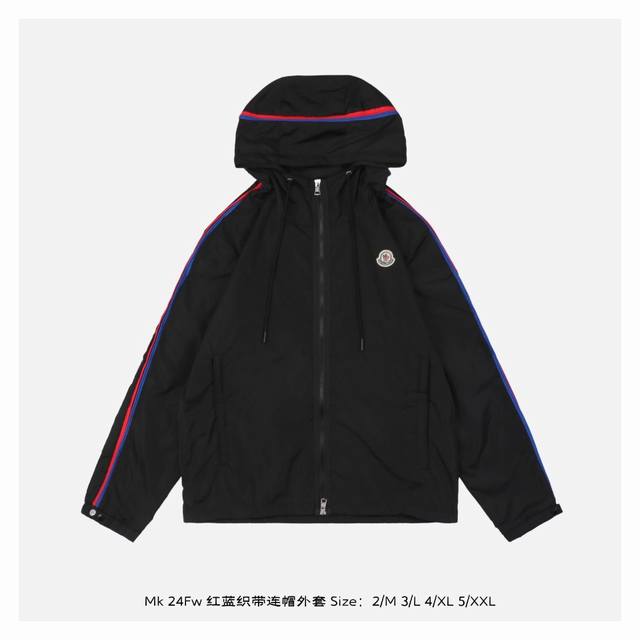 Moncler 蒙口 24Fw 红蓝织带连帽外套 面料采用Micro chic面料还往往具有良好的弹性和耐磨性，这意味着Claut挡风夹克不仅穿着舒适，而且耐用