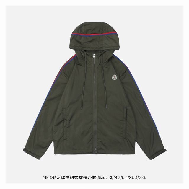 Moncler 蒙口 24Fw 红蓝织带连帽外套 面料采用Micro chic面料还往往具有良好的弹性和耐磨性，这意味着Claut挡风夹克不仅穿着舒适，而且耐用