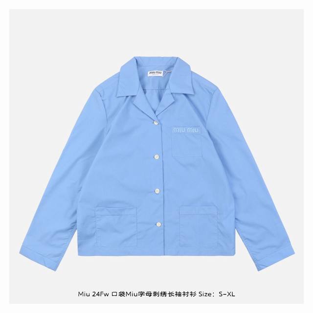 Miu Miu 24Fw 口袋Miu字母刺绣长袖衬衫 采用的是超高密府绸棉，两个色，宝石蓝和象牙白，直筒版型，男女都可穿，保龄球翻领，纽扣前襟，正面贴袋，刺绣徽