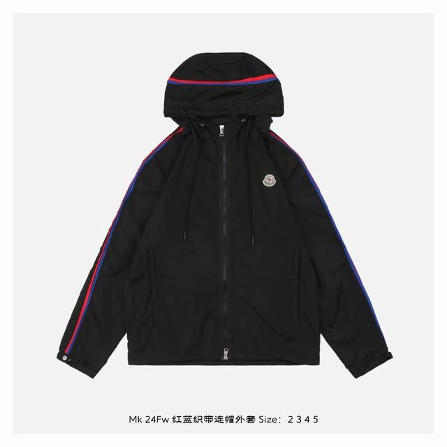 Moncler 蒙口 24Fw 红蓝织带连帽外套 面料采用Micro chic面料还往往具有良好的弹性和耐磨性，这意味着Claut挡风夹克不仅穿着舒适，而且耐用