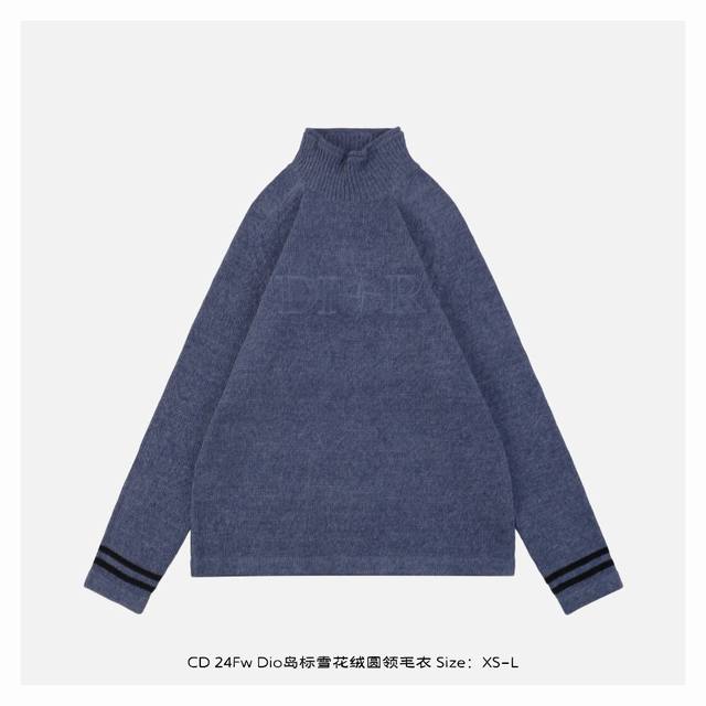 Dior 迪奥 24Fw Dio岛标雪花绒圆领毛衣 采用紫色科技平纹针织面料精心制作，胸前饰有联名Logo标志刺绣，半高领设计，袖口饰以对比鲜明的条纹图案，让休