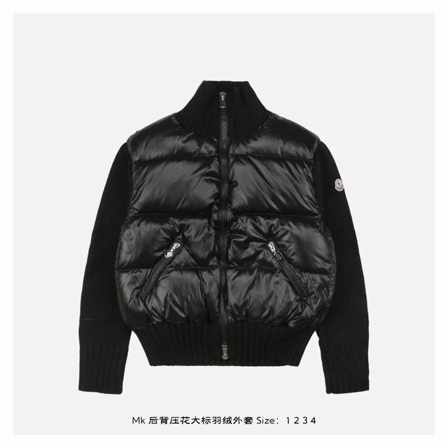 Moncler 蒙口 后背压花大标羽绒外套 经典立领设计，两侧大口袋设计，后背大Logo标志，羽绒填充实穿性，同时增加了拼接流行元素，短款版型，纯色系列高级感十