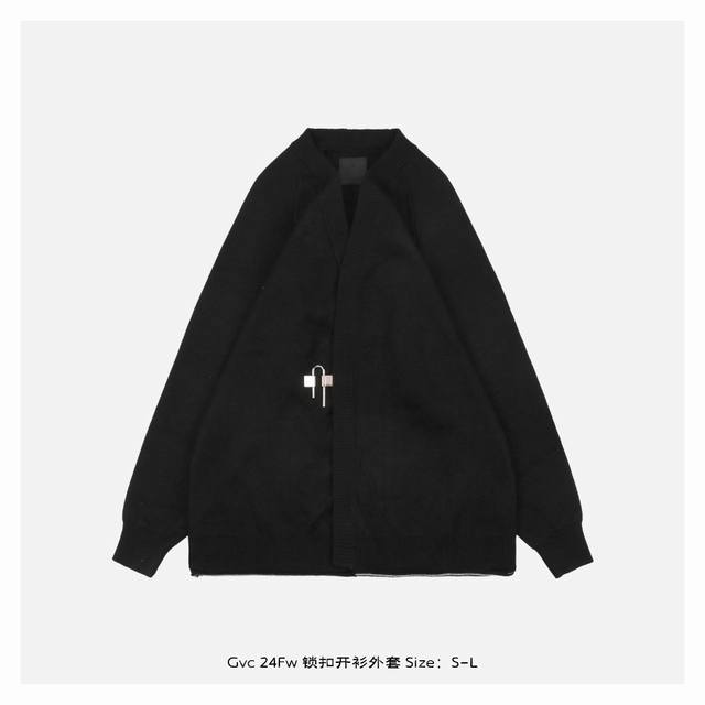 Givenchy 纪梵希 24Fw 锁扣开衫外套 采用12针幼针进口机编织而成，成衣一件需要4小时的定织，毛料采用70羊毛30腈纶，一公斤羊毛费用高达3位数，上