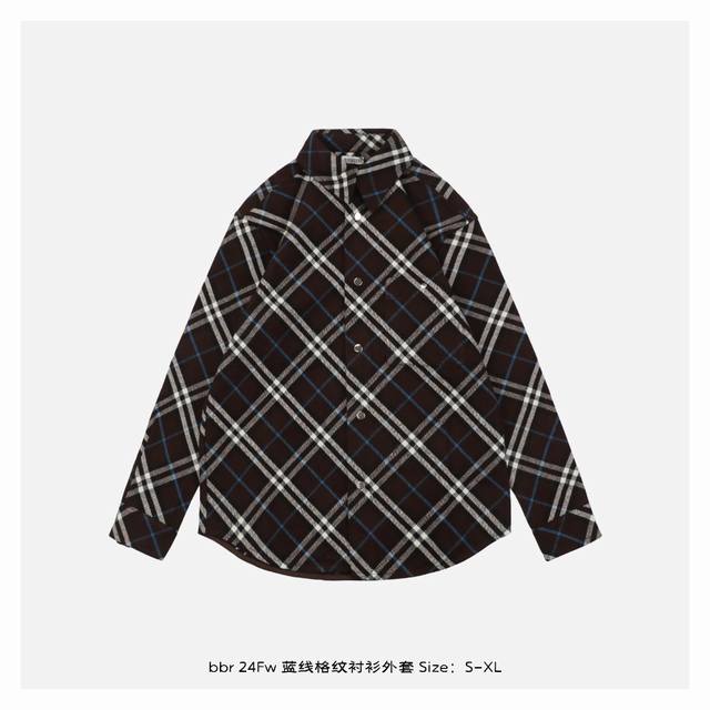 Burberry 博柏利 24Fw 蓝线格纹衬衫外套 选用羊毛法兰绒面料打造，由进口织机织造，预先定染格纹图案纱线，经纬纱相互垂直交织成格子图案，达到与原版一致