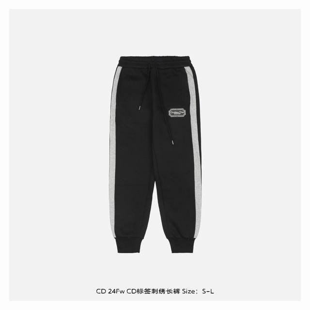 Dior 迪奥 24Fw CD标签刺绣长裤 面料采用400克重精梳棉，两遍水洗处理，面料舒适亲肤无异感，定制定染面料，纺织密度高，垂感佳，不易变形，厚织感加上紧