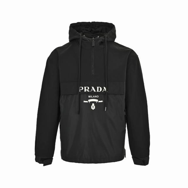 Prada 普拉达 字母徽标半拉链连帽外套 面料采用全棉胚布定染 因面料有弹性的特殊原因 提前将面料进行高温蒸汽预缩 定型 裁剪下来的衣片尺寸更加精准 整件衣服