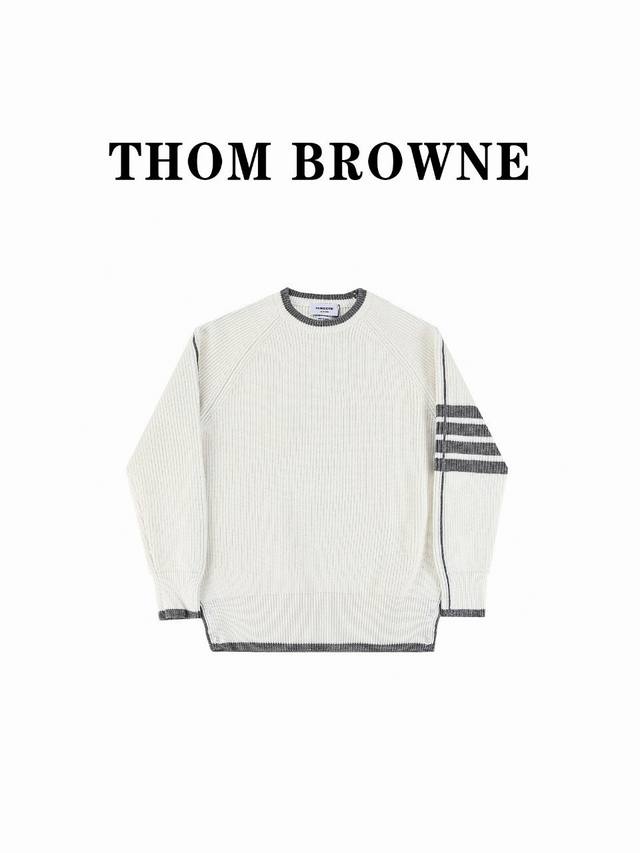 ThomBrowne TB新季23Ss四条纹拼色套头长袖圆领毛衣 Thom Browne 是一位颇有远见桌识的设计师，以其别具匠心的精裁设计为大众所熟知。他大胆