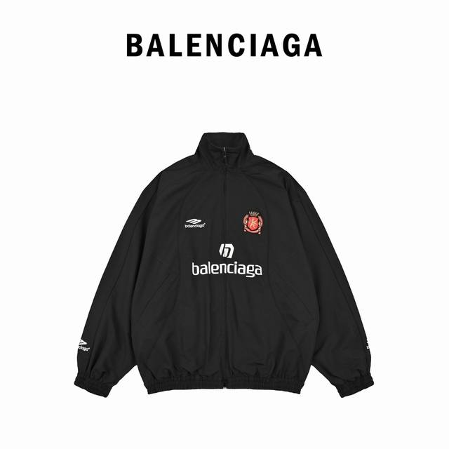 Balenciaga巴黎世家24SS早春新款足球运动夹克外套 大号版型高立领插肩袖双头拉链开合2个拉链斜口袋同系配色滚边细节 松紧袖口和腰围胸部饰以footba