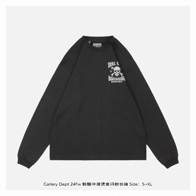 Gallery Dept 24Fw 骷髅冲浪烫金闪粉长袖 定织定染21支 克高克重棉麻面料，圆简布工艺无侧缝，面料先经过环烘水洗处理，起到预缩水的作用，定制螺纹