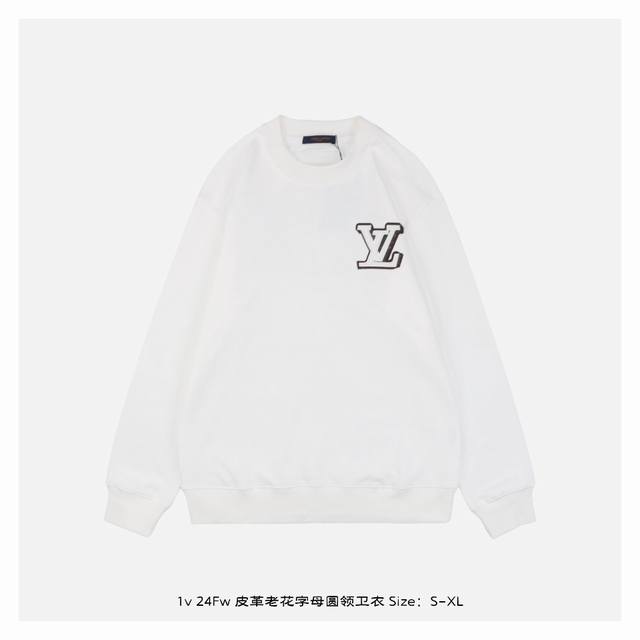 LV 24Fw 皮革老花字母圆领卫衣 面料采用420克重双股大毛圈面料，定制32支螺纹，成衣两遍水洗处理，面料舒适亲肤无异感，定制定染面料，纺织密度高，垂感佳，